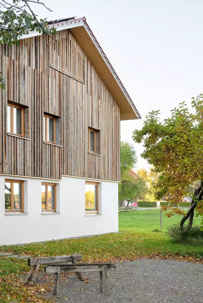 Fassade aus Altholz am Altbau von Anbau, Umbau, Einbau in Holz und Ziegel