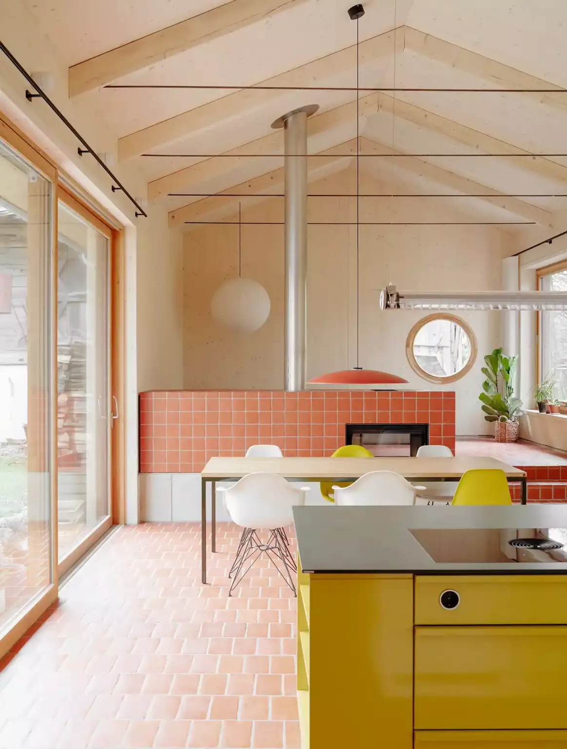 Blick in Anbau mit Küche, Essbereich und Wohnzimmer