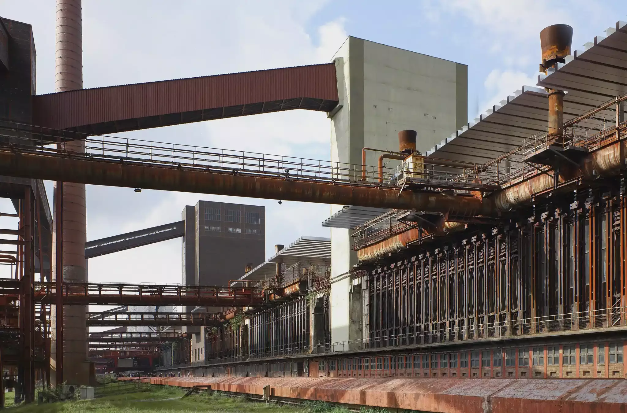 Koksofenbatterie mit Fülltürmen und Schutzdach