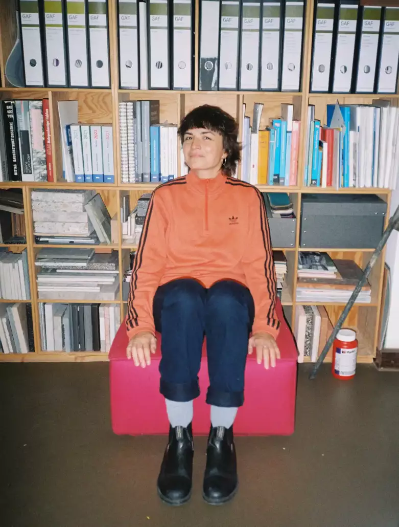 Lena im Lehnstuhl Lena im Lehnstuhl