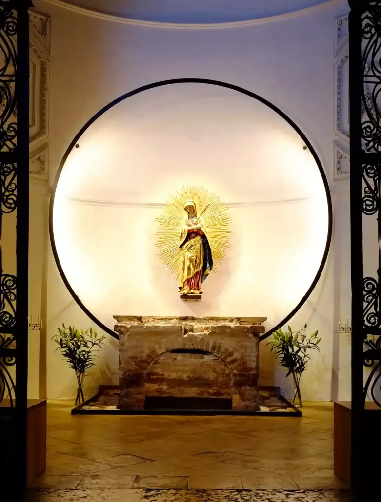 Marienaltar mit ringförmiger Leuchte