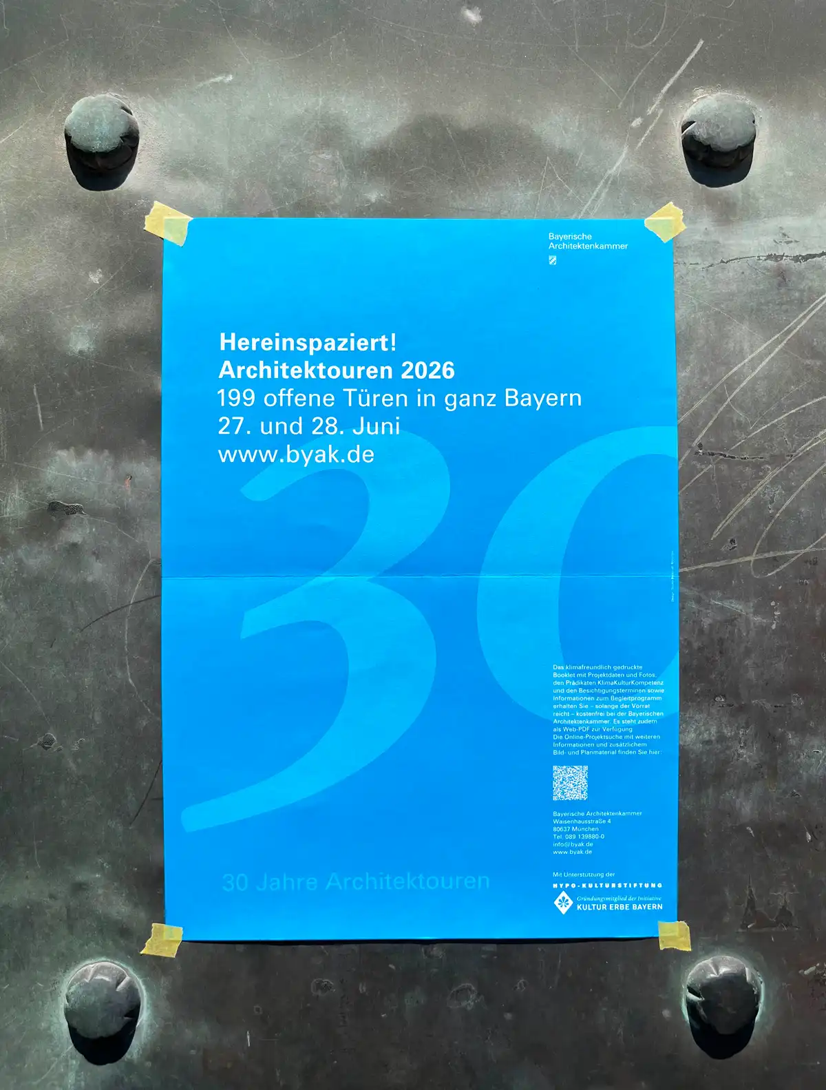 Plakat Architektouren 2026 am Kirchenportal St. Michael