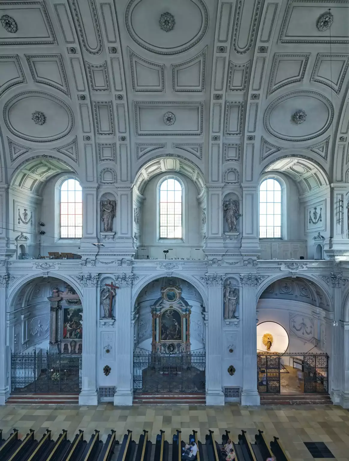 Tonnengewölbe mit Seitenkapellen Blick von der Empore auf das Tonnengewölbe und Seitenkapellen
