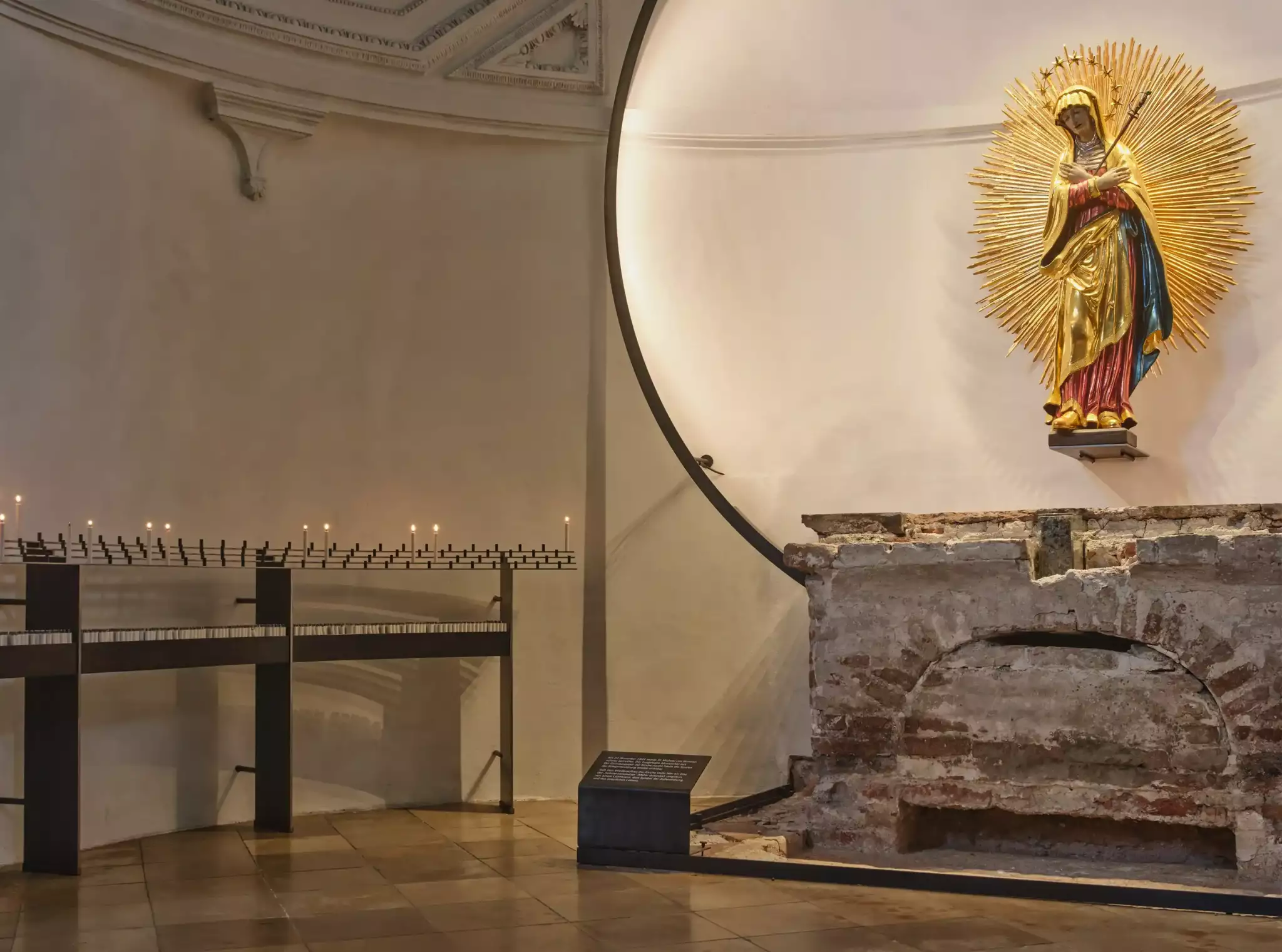 Bauzeitlicher Altar mit Spuren der Zerstörung von 1944 Bauzeitlicher Altar mit Spuren der Zerstörung von 1944 und ringförmig beleuchtete Marienstatue
