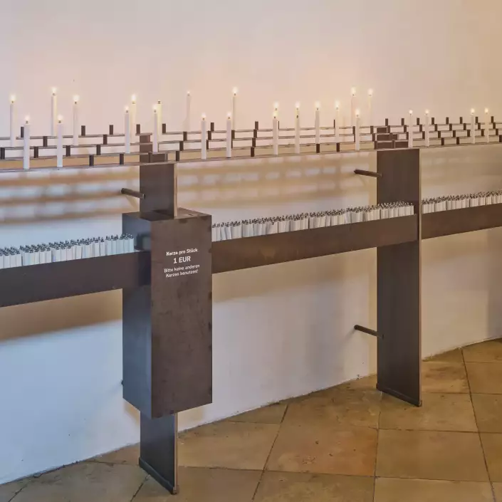 Kerzenbänke aus lasergeschnittenem Walzstahl Kerzenbänke aus lasergeschnittenem Walzstahl mit leuchtenden Flüssigwachskerzen
