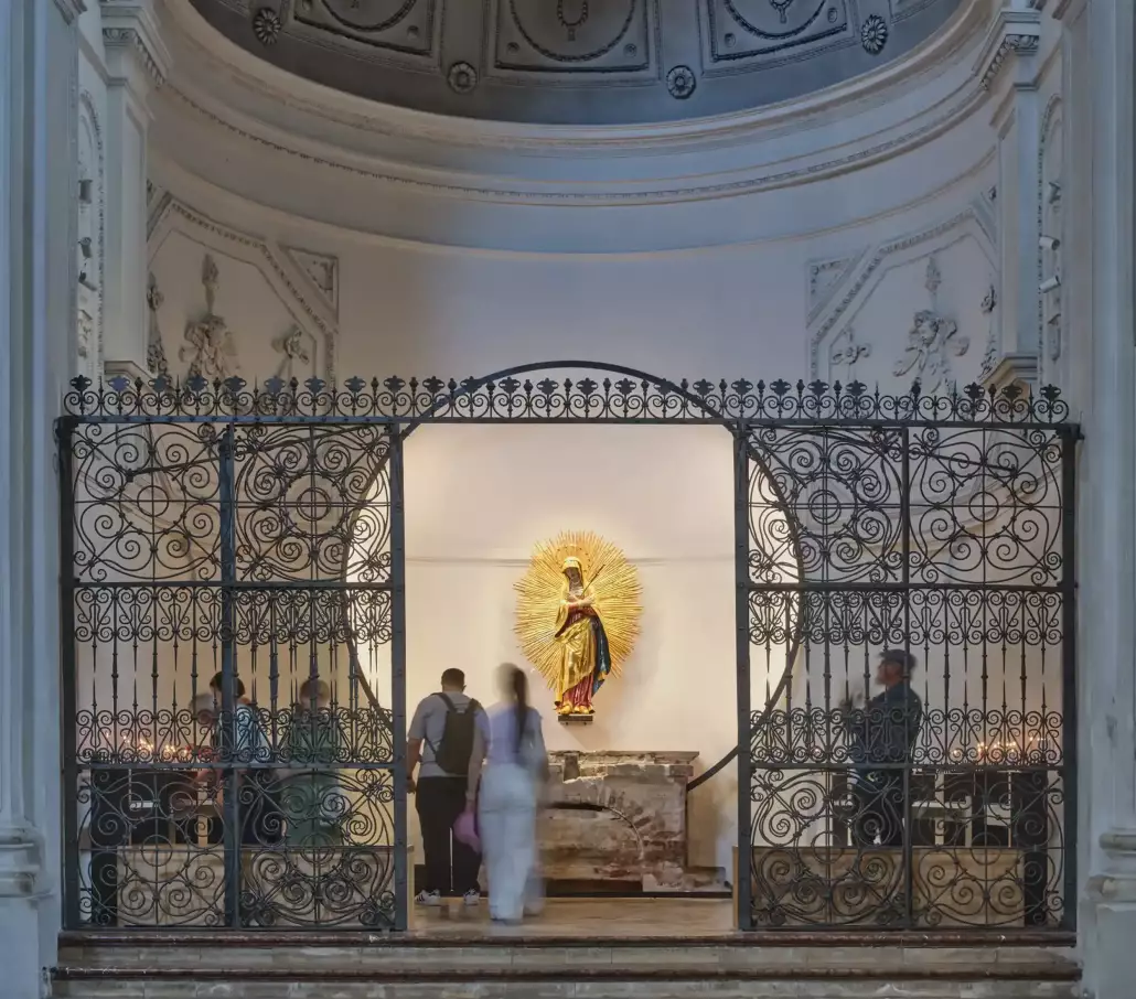 Zugang vom Kirchenschiff Menschen vor der Marienstatue in der Neugestaltung Marienkapelle St. Michael