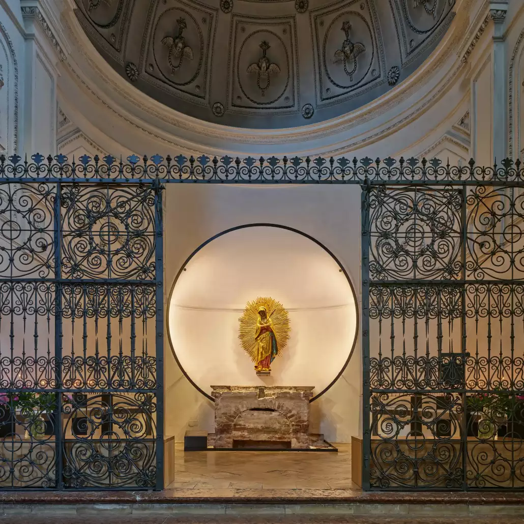 Eine ringförmige Leuchte rahmt die Marienstatue Eine ringförmige Leuchte rahmt die Marienstatue in der Marienkapelle St. Michael